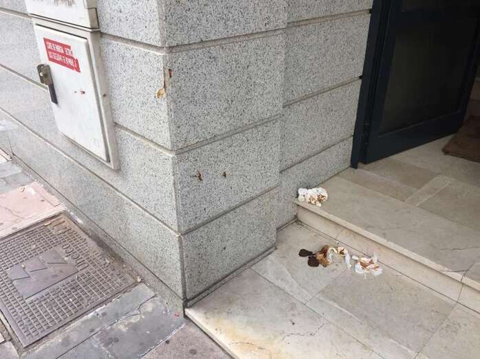 Excrementos a las puertas de un portal (Foto TA)